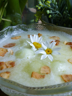 Una foto de Postre de sopa de melon con láminas de coco