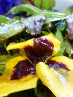 Una foto de Ensalada de roble, rúcula y flores