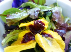 Una foto de Ensalada de roble, rúcula y flores