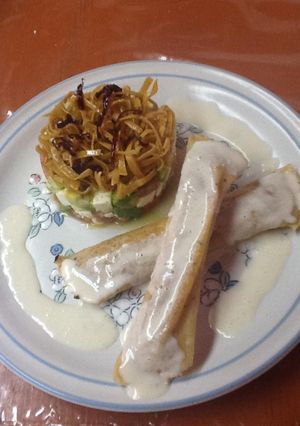Una foto de Tacos de pescado en salsa de camarón