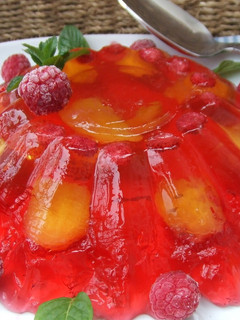 Una foto de Gelatina multicolor con fruta