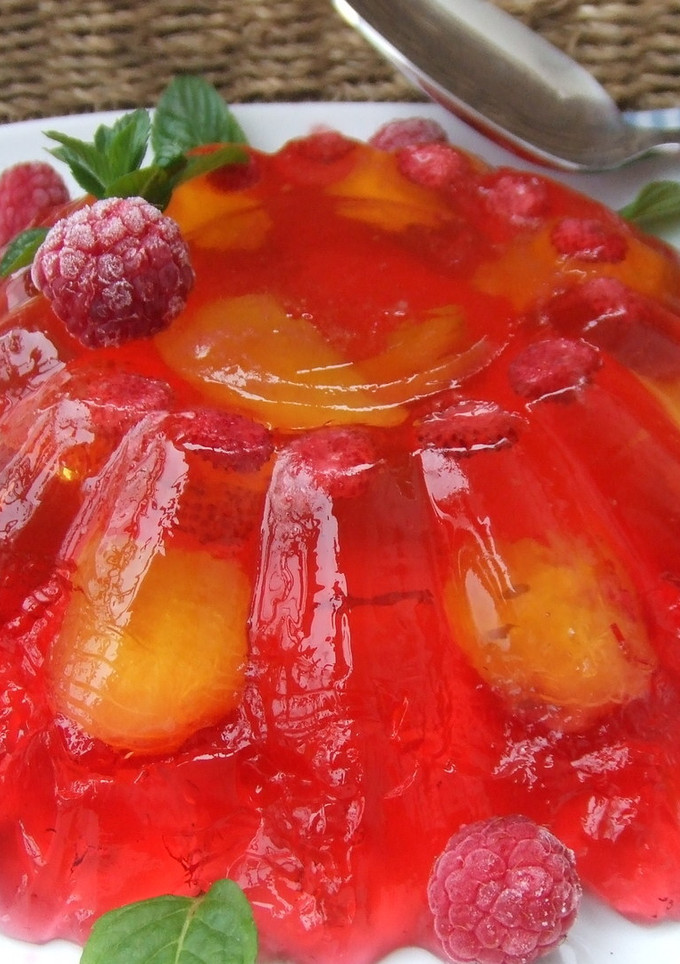 Una foto de Gelatina multicolor con fruta
