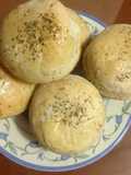 Bollitos de hierbas finas rellenos de queso crema