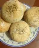 Bollitos de hierbas finas rellenos de queso crema