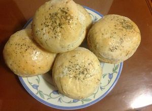 Una foto de Bollitos de hierbas finas rellenos de queso crema