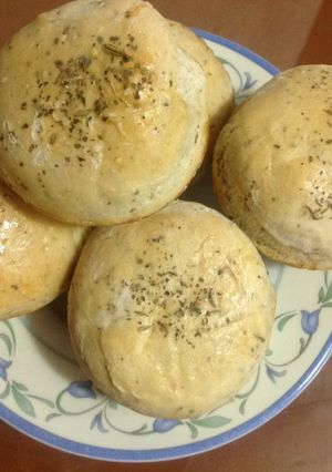 Una foto de Bollitos de hierbas finas rellenos de queso crema