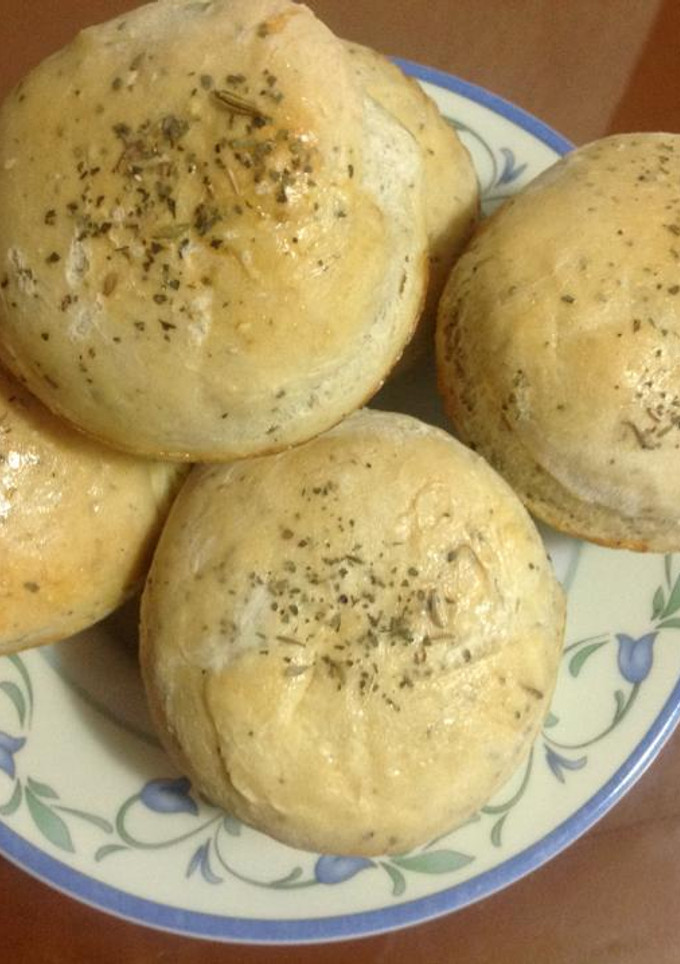 Una foto de Bollitos de hierbas finas rellenos de queso crema