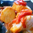 Bacalao con tomate, patatas y pimientos rojos