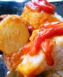 Bacalao con tomate, patatas y pimientos rojos