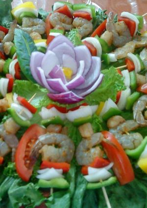 Una foto de Brochetas mexicanas de camarón y callo