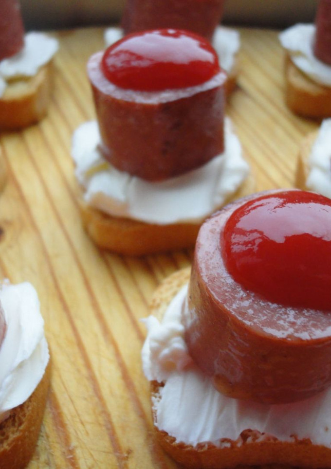 Una foto de Pintxos de salchicha y queso
