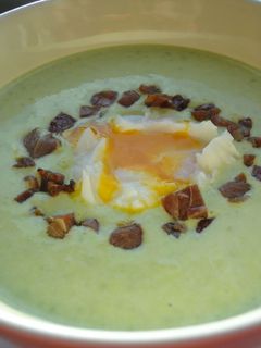 Una foto de Crema fría de guisantes con jamón y huevo