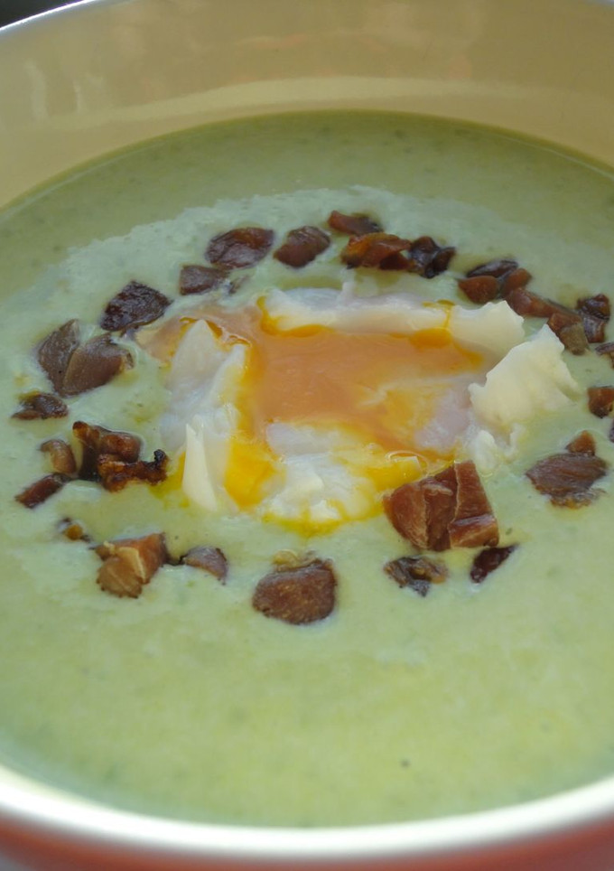 Una foto de Crema fría de guisantes con jamón y huevo