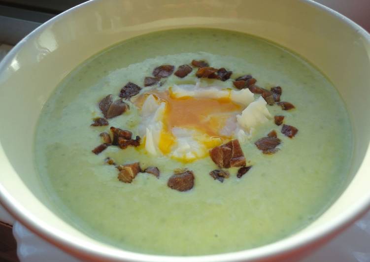 Crema fría de guisantes con jamón y huevo