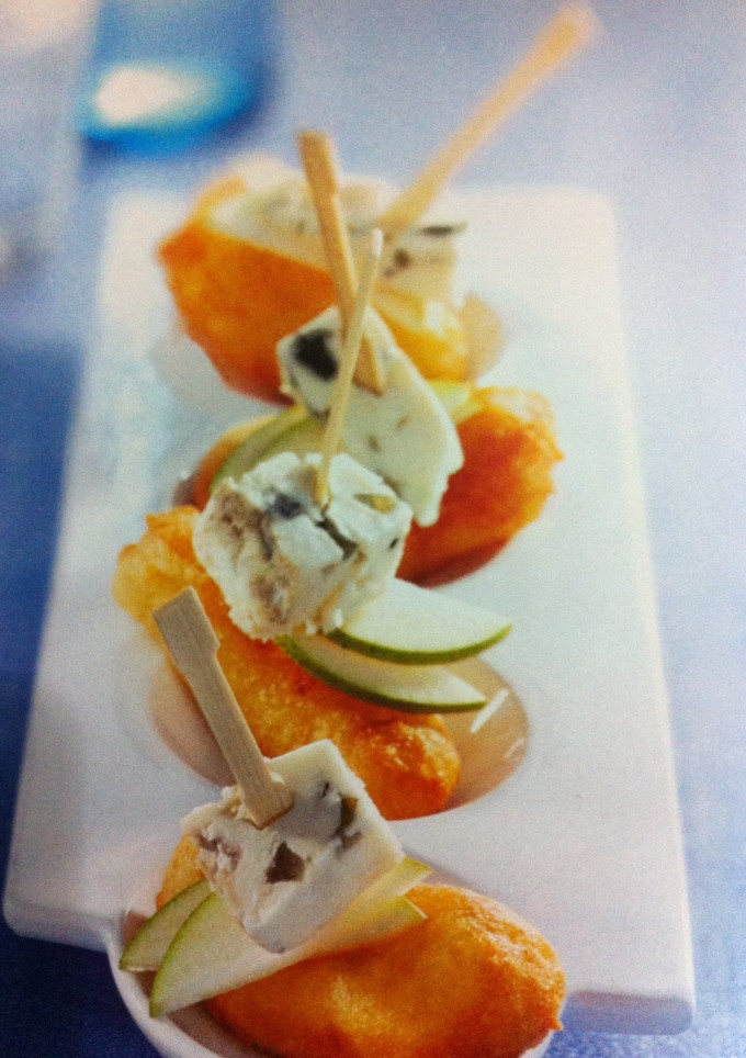 Una foto de Fruta frita con roquefort