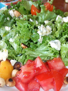 Una foto de Ensalada de lechuga rizada con frutas, queso azul y avellanas