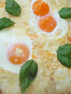 Una foto de Pizza integral de cheddar y huevos