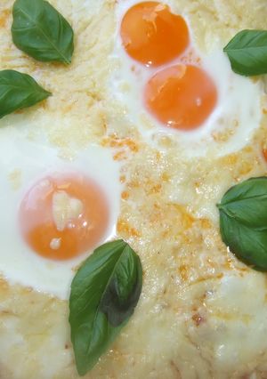 Una foto de Pizza integral de cheddar y huevos