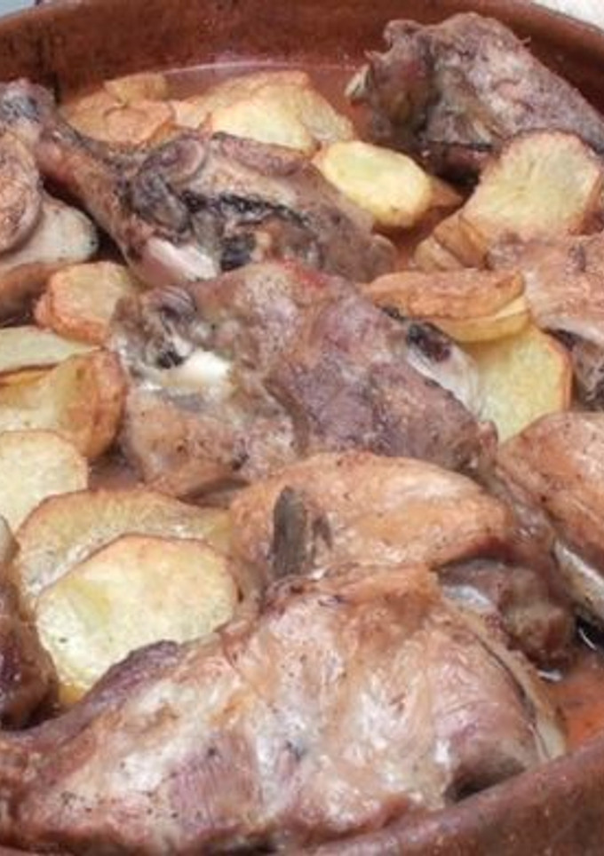 Una foto de Paletilla de cordero asada al horno de leña