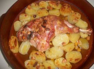 Una foto de Pierna de pavo con almendras al curry