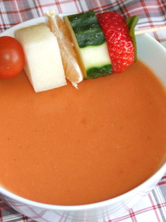 Una foto de Gazpacho de tomate y frutas