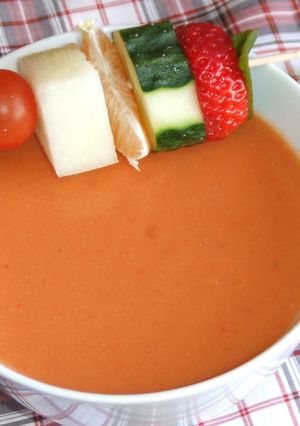 Una foto de Gazpacho de tomate y frutas