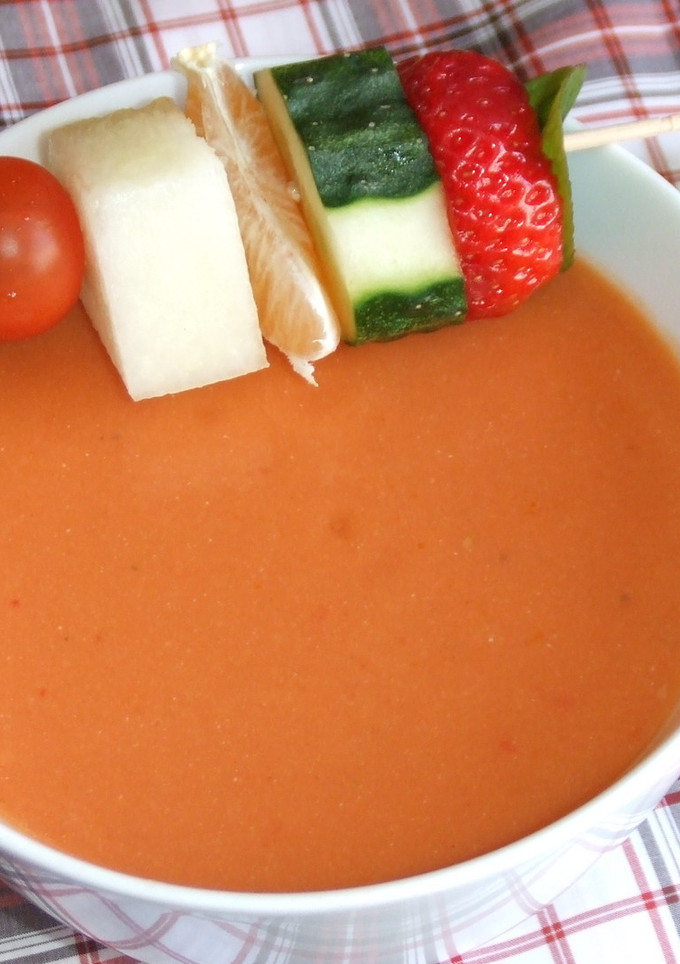 Una foto de Gazpacho de tomate y frutas