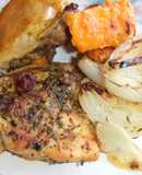 Muslitos de pollo horneados con boniatos y cebollas
