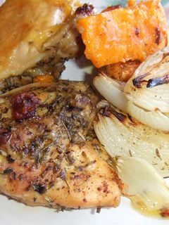 Una foto de Muslitos de pollo horneados con boniatos y cebollas