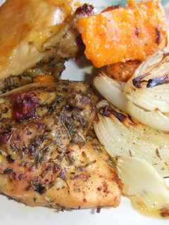 Una foto de Muslitos de pollo horneados con boniatos y cebollas