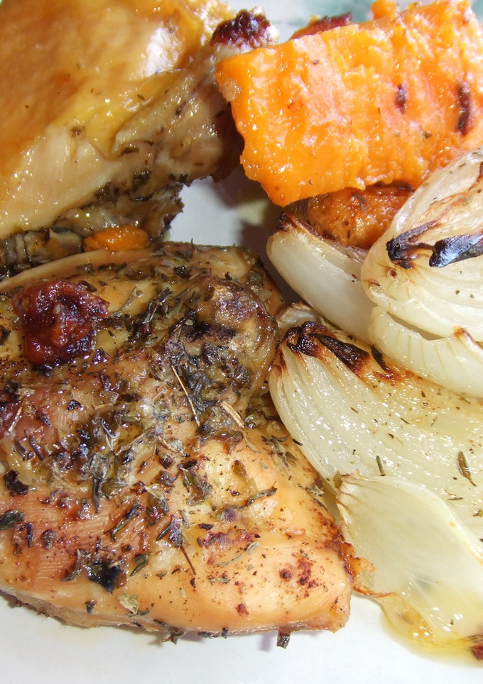 Una foto de Muslitos de pollo horneados con boniatos y cebollas