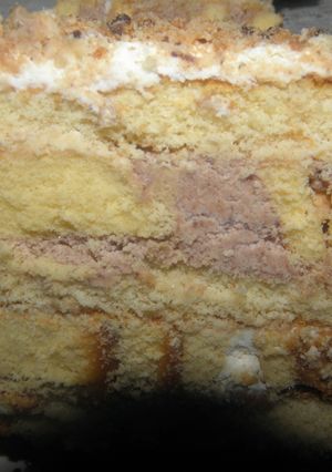 Una foto de Torta de arrolladitos cubierta de crema chantilly