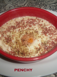 Una foto de Huevo en cocotte a la sal roja de Hawái