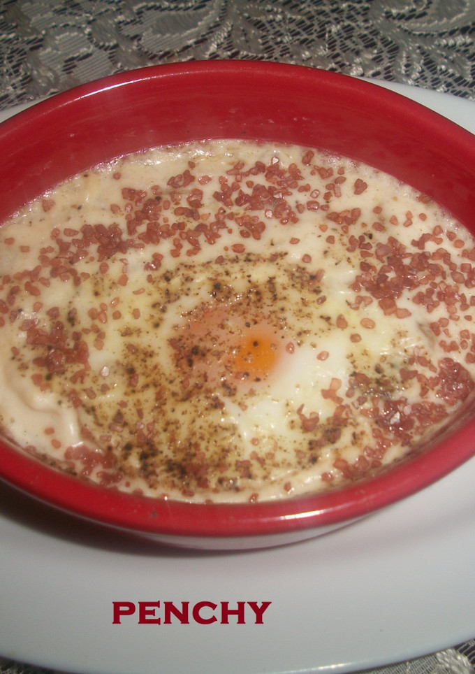 Una foto de Huevo en cocotte a la sal roja de Hawái