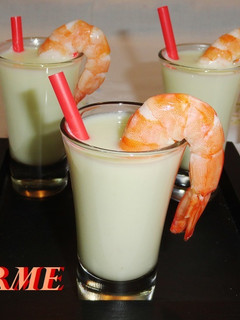 Una foto de Chupitos de sopa fría de melón y langostinos