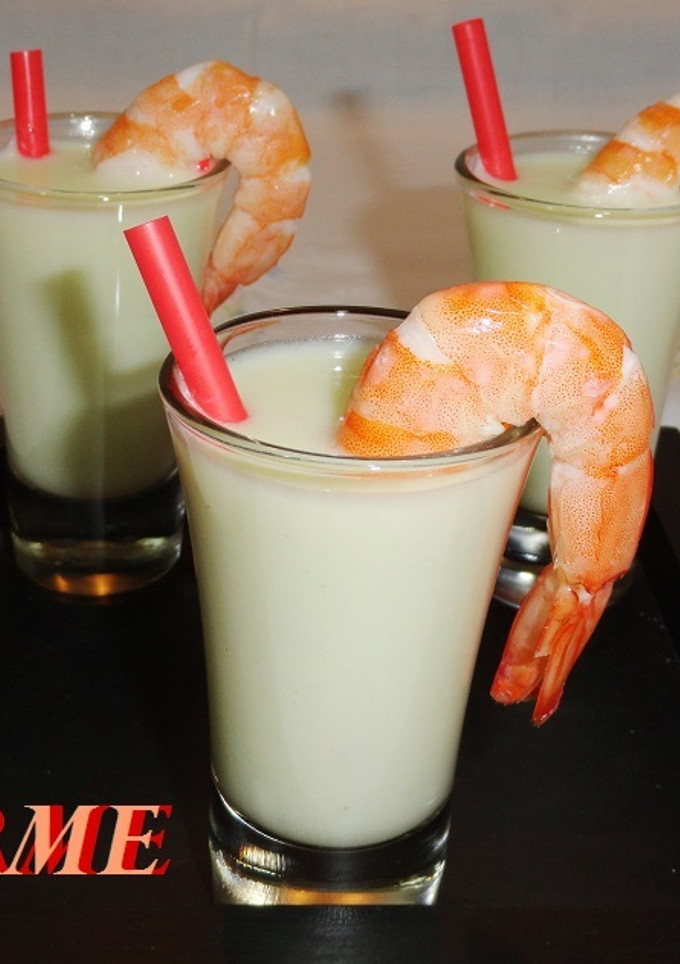 Una foto de Chupitos de sopa fría de melón y langostinos