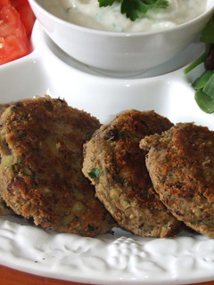 Una foto de Hamburguesas de legumbres con salsa de queso batido