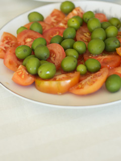 Una foto de Ensalada de tomate y aceitunas partidas