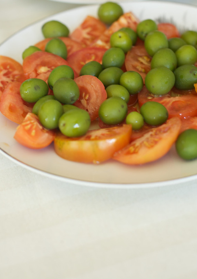 Una foto de Ensalada de tomate y aceitunas partidas