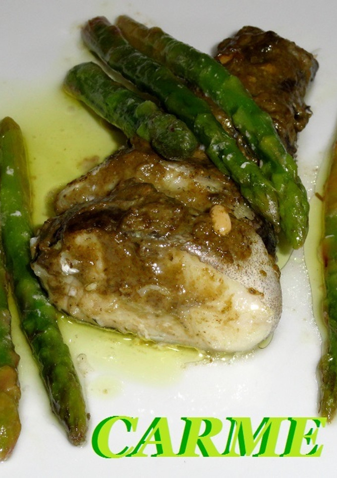 Una foto de Bacalao fresco al horno con espárragos trigueros