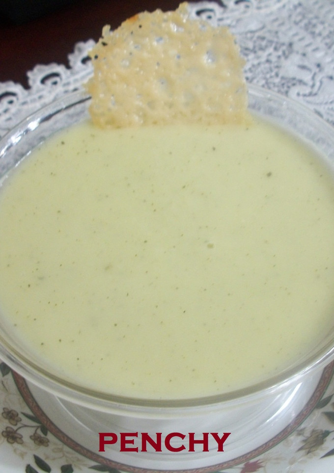 Una foto de Crema fría de verduras con parmesano