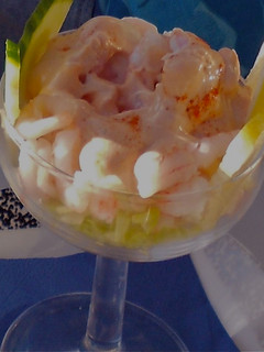 Una foto de Cóctel de marisco con aguacate