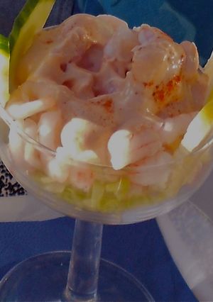 Una foto de Cóctel de marisco con aguacate
