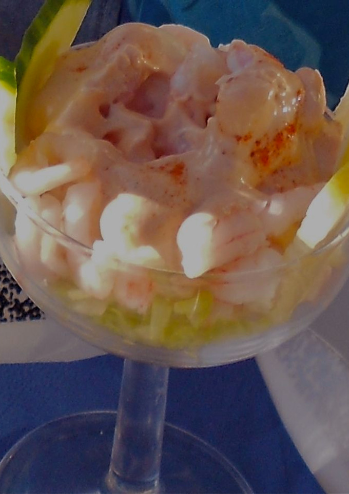 Una foto de Cóctel de marisco con aguacate