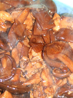 Una foto de Salteado chino de pollo con setas shitake y bambú