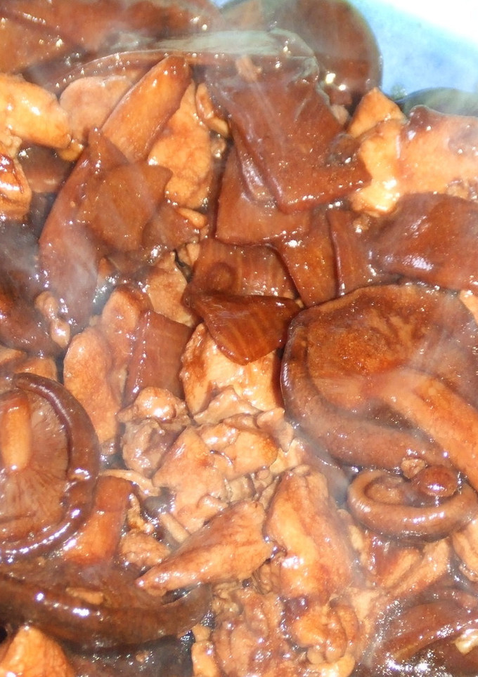 Una foto de Salteado chino de pollo con setas shitake y bambú