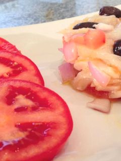 Una foto de Esqueixada de bacalao con cebolla y tomate
