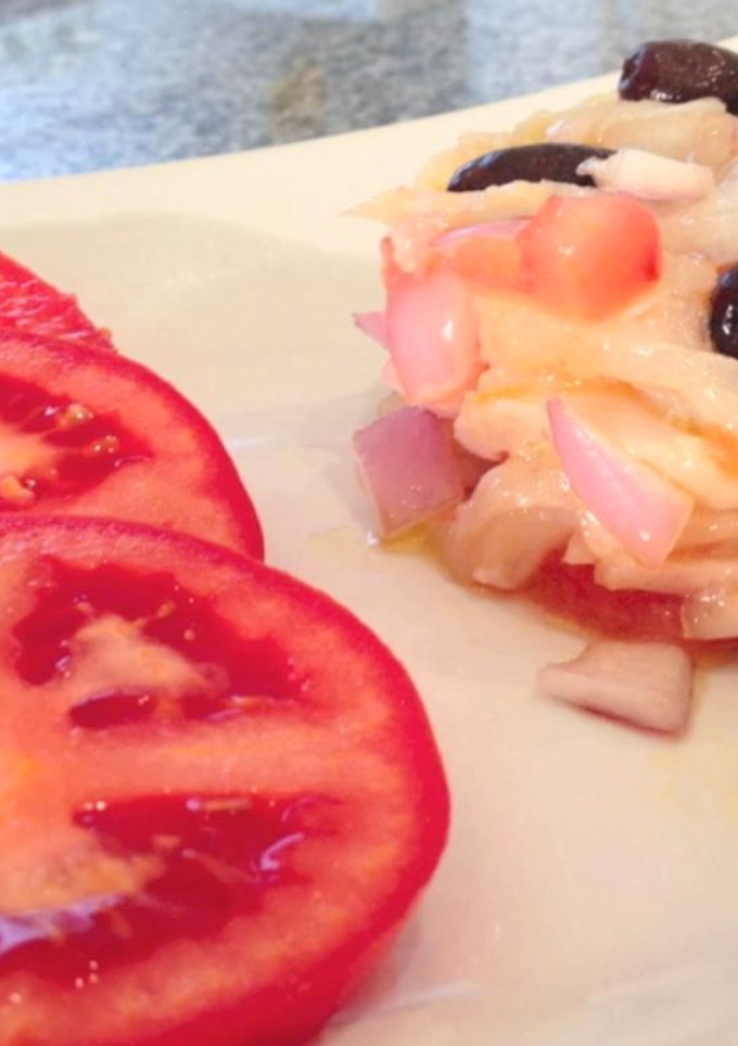 Una foto de Esqueixada de bacalao con cebolla y tomate