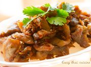 Una foto de ostras con salsa de cilantro