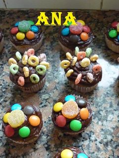 Una foto de Cupcakes decorados para cumpleaños infantiles